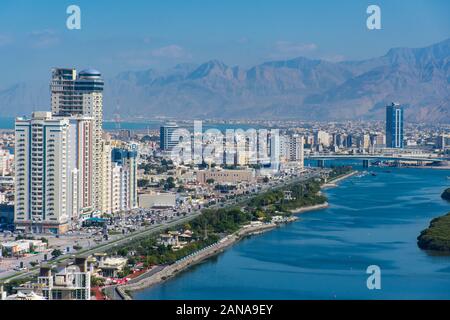 Vista aerea di Ras al Khaimah Emirati Arabi Uniti a nord di Dubai, guardando la città, , Jebal Jais - e lungo la Corniche. Foto Stock