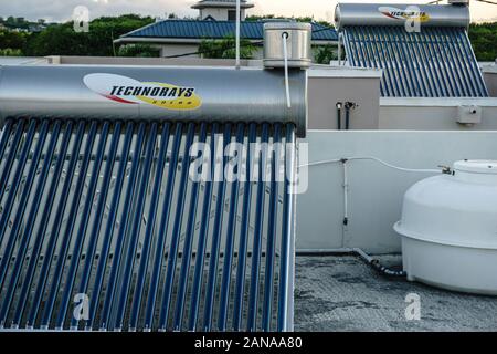 Maurizio, Dicembre 2015 - pannelli solari installati sui tetti degli edifici da Technorays, un locale di energia solare azienda Foto Stock