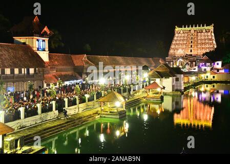 sree padmanabhaswamy tempio durante lakshadoweepam cerimonia, thiruvananthapuram, kerala, india Foto Stock