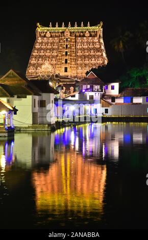 sree padmanabhaswamy tempio durante lakshadoweepam cerimonia, thiruvananthapuram, kerala, india Foto Stock