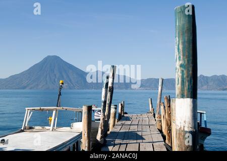 Dock presso il lago Atitlan Guatemala al mattino senza persone Foto Stock