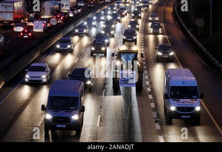 Un trattore tra il traffico sulla M50 in Dublino come una manifestazione di protesta da parte degli agricoltori al di sopra dei prezzi da ottenere per i loro prodotti continua. Foto Stock