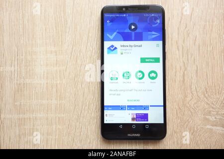 Dalla casella di posta in arrivo Gmail app su Google Play Store sito web visualizzato su Huawei Y6 smartphone 2018 Foto Stock