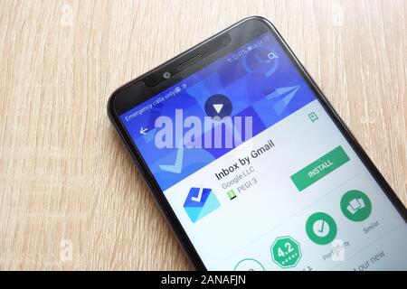 Dalla casella di posta in arrivo Gmail app su Google Play Store sito web visualizzato su Huawei Y6 smartphone 2018 Foto Stock