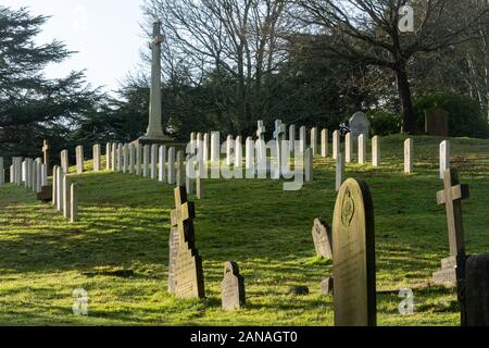 Aldershot Military cimitero con tombe del British Commonwealth e soldati e donne, Hampshire, Regno Unito. Prima guerra mondiale tombe e croce di sacrificio Foto Stock