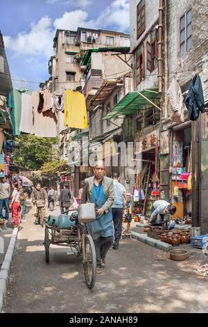 A Guangzhou in Cina. Old Street nel centro della citta'. La Cina è il terzo più grande città sta cambiando rapidamente, zona autentica hanno per far posto ad un nuovo aumento di alta. Foto Stock