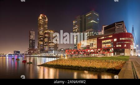 ROTTERDAM-dicembre 28, 2019. Architettura moderna a Kop van Zuid. Il ristrutturato zona industriale Kop van Zuid è adesso casa di edifici iconici. Foto Stock