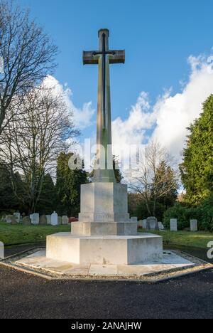 Croce di sacrificio sulla cima della collina con la prima guerra mondiale tombe ad Aldershot Military Cemetery, Hampshire, Regno Unito. Foto Stock