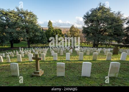 Aldershot Military cimitero con tombe del British Commonwealth e soldati e donne, Hampshire, Regno Unito Foto Stock