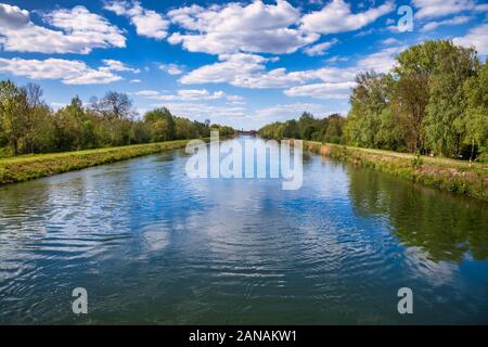 Lech canale costruito per la generazione di energia elettrica e la protezione dalle inondazioni nei pressi Langweid am Lech, Svevia, Baviera, Germania. Centrale idroelettrica è visto in background Foto Stock