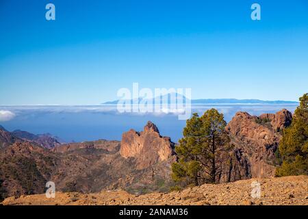 Gran Canaria, Gennaio, visualizzare Las Cumbres, le zone più alte dell'isola, verso il Teide Tenerife, ripida scogliera Risco de Chimirique center Foto Stock