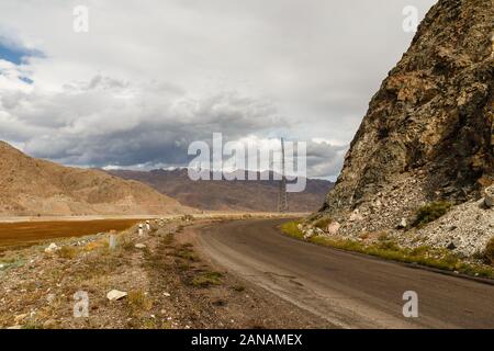 Strada di montagna lungo il fiume Chu, Kirghizistan, Kochkor District Foto Stock