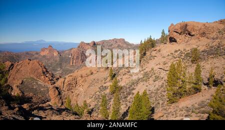 Gran Canaria, Gennaio, visualizzare Las Cumbres, le zone più alte dell'isola, verso il Teide Tenerife, ripida scogliera Risco de Chimirique Foto Stock