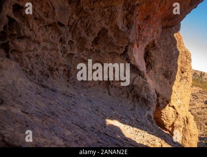 Gran Canaria, la superficie interna di un arco in pietra Ventana del Bentayga, interessante texture in roccia vulcanica Foto Stock