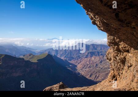 Gran Canaria, Gennaio, vista da arco in pietra Ventana del Bentayga verso il Teide Tenerife Foto Stock