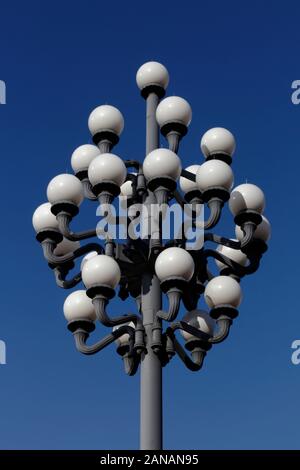 Philadelphia, PA, Stati Uniti d'America - 15 Gennaio 2020: ornati di cluster di uva street luce contro un cielo azzurro intenso. Foto Stock