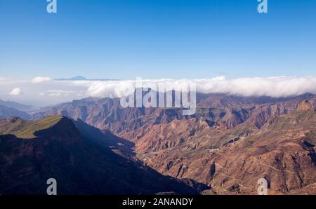 Gran Canaria, Gennaio, vista da arco in pietra Ventana del Bentayga verso il Teide Tenerife Foto Stock