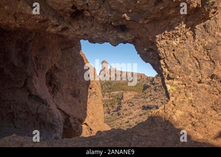 Gran Canaria, Gennaio, vista da arco in pietra Ventana del Bentayga verso emblematico rock formazione Roque Nublo Foto Stock