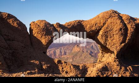 Gran Canaria, curiosamente a forma di arco in pietra Ventana del Bentayga Foto Stock