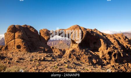 Gran Canaria, curiosamente a forma di arco in pietra Ventana del Bentayga Foto Stock