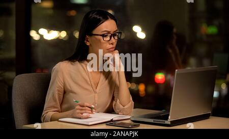 Frustrati lady pensare oltre il progetto difficile, la mancanza di idee e di ispirazione Foto Stock