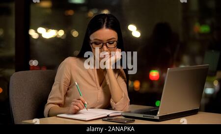 Giovane donna pensando su idea di avvio, mancanza di ispirazione e motivazione Foto Stock