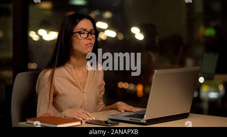 Premuto lavoratore di ufficio con gli occhi chiusi laptop, progetto fallito delusione Foto Stock