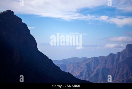 Gran Canaria, Gennaio, vista dalle zone più alte dell'isola, Las Cumbres, verso il Teide Tenerife, luce del pomeriggio Foto Stock