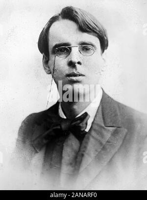 WILLIAM Butler Yeats (1865-1939) poeta irlandese circa 1903 Foto Stock