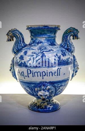 Italia Liguria Savona Museo Ceramica - Farmacia ( vasi ) contenitori - Burnett Foto Stock