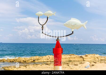 Il bianco e il rosso banderuola con sellati breams a Exiles Beach, Sliema Foto Stock