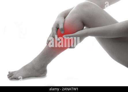 Donna con sensazione di vitello dolore su sfondo bianco, le donne che soffrono di dolore alla gamba Foto Stock