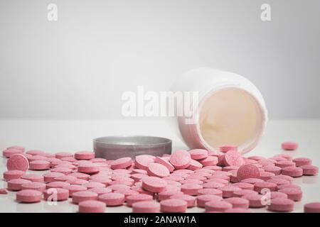 Pila di compresse in uno sfondo bianco. Concetto di medicina di prescrizione, vitamine, supplementi nutrizionali di abuso di droga Foto Stock