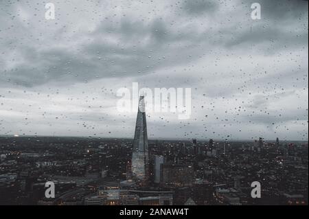 The Shard in una fredda giornata di pioggia, Londra, Regno Unito Foto Stock
