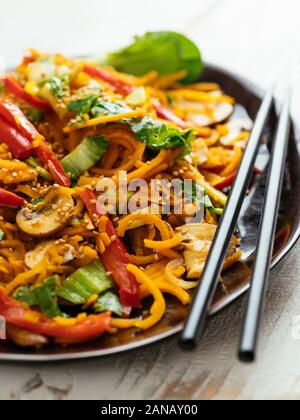 Zucche invernali Lo Mein con pak choi e funghi. Foto Stock