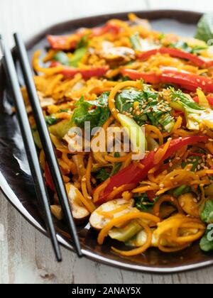 Zucche invernali Lo Mein con pak choi e funghi. Foto Stock