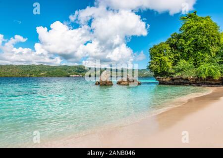 Una bellissima spiaggia di sabbia bianca e acqua turchese sull isola tropicale di Cayo Levantado, Samana Bay, Repubblica Dominicana. Foto Stock