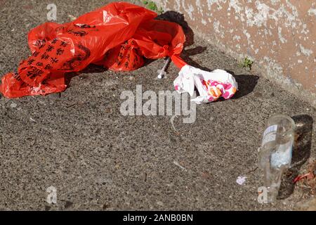 Un usato lo stantuffo ipodermico stabilisce scartati lungo Spring Garden Street a Philadelphia, sottolineando la crisi degli oppioidi e il bisogno di sicurezza per i siti di iniezione. Foto Stock