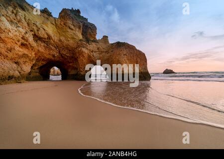 Praia João de Arens, con grotte al crepuscolo. Foto Stock