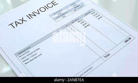 Fattura fiscale documento commerciale giacente sul tavolo, business accounting, modello Foto Stock