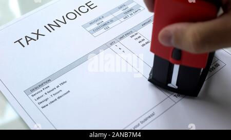 Fattura fiscale, lavoratore timbratura mano guarnizione rettangolare sul documento commerciale Foto Stock