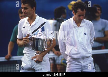 New York, Stati Uniti d'America. 15 gennaio, 2020. Ivan Lendl, CSSR, CZE, giocatore di tennis a sinistra, con il vincitore della coppa, cerimonia di premiazione, giubilo, gioia, sulla destra la sconfitta JOHN McENROE, Mc ENROE, USA, egli è deluso, delusi delusione, delusione, al tennis US Open 1985 a Flushing Meadows New York, 8 settembre 1985 Â | Utilizzo di credito in tutto il mondo: dpa/Alamy Live News Foto Stock