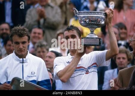 Parigi, Frankreich. 15 gennaio, 2020. Ivan Lendl, CSSR, CZE, giocatore di tennis, destro con il vincitore della coppa, cerimonia di premiazione, giubilo, gioia, sinistra avversario Mats WILANDER, SWE Svezia, presso il Tennis French Open 1987 allo Stade Roland Garros di Parigi, 07.06.1987, Â | Utilizzo di credito in tutto il mondo: dpa/Alamy Live News Foto Stock