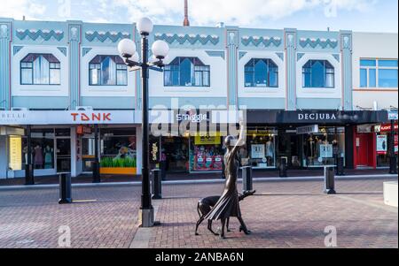 Art Deco Smith & Camere edificio, da Alfred Hill, 1932, e la statua di Sheila Williams e 'Raven', Napier, Hawke's Bay, Isola del nord, Nuova Zelanda Foto Stock