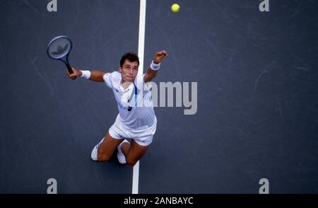 New York, Stati Uniti d'America. 15 gennaio, 2020. Ivan Lendl, CSSR, CZE, giocatore di tennis, azione, servire, al tennis US Open 1985 a Flushing Meadows New York, 8 settembre 1985 Â | Utilizzo di credito in tutto il mondo: dpa/Alamy Live News Foto Stock