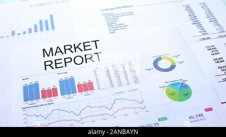 Relazione di mercato giacente sul tavolo, grafici grafici e diagrammi, documento ufficiale Foto Stock