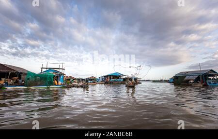 Villaggio galleggiante in Kampong Chhnang, Cambogia. Foto Stock