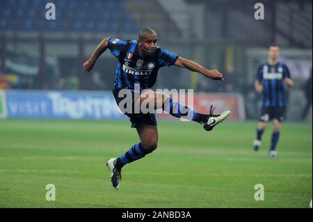 Milano, 06 febbraio 2011, 'G.ALLO STADIO MEAZZA SAN SIRO ' Stadium, il campionato di calcio Seria A 2010/2011, FC Inter - Roma: Maicon in azione durante la partita Foto Stock