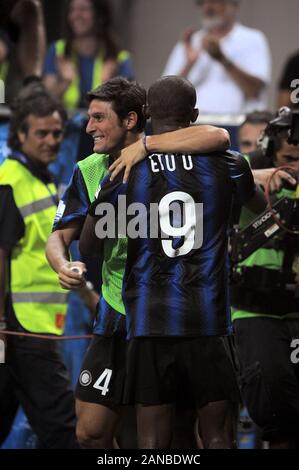 Milano, 21 agosto 2010 "G.ALLO STADIO MEAZZA SAN SIRO ' Stadium, Supercoppa Italiana 2010/2011, FC Inter - Roma: Javier Zanetti e Samuel Eto'o celebra dopo il traguardo Foto Stock