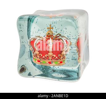 Golden crown congelati in un cubo di ghiaccio, 3D rendering isolati su sfondo bianco Foto Stock